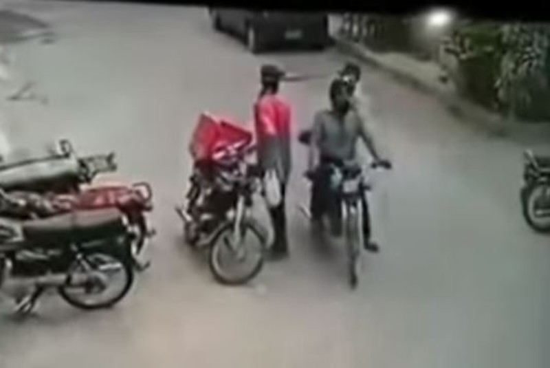 Ladrones asaltan a repartidor pero se arrepienten y hacen algo inesperado (VIDEO)