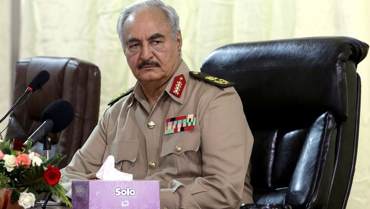 Khalifa Haftar sostiene vuelos misteriosos de su jet privado para contrabandear oro y lavar dinero