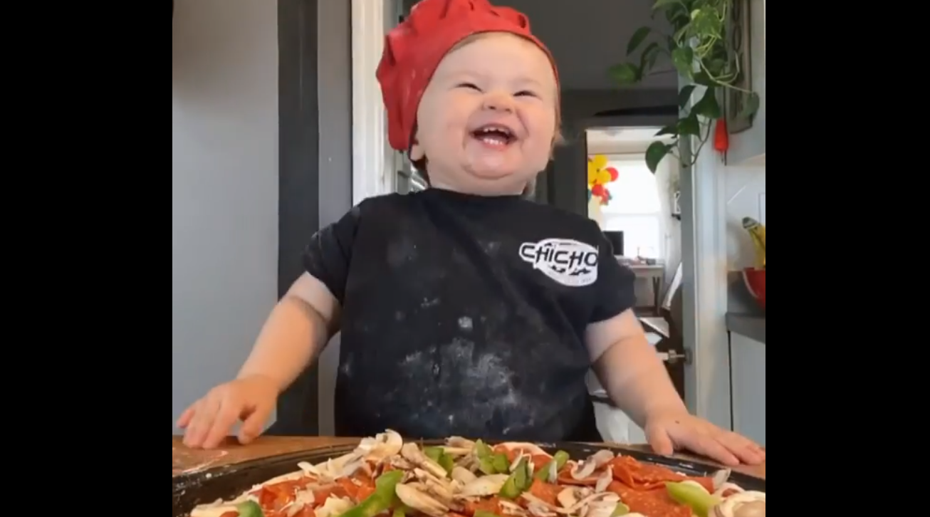 ¡Awww! El “bebé chef” que conquistó al internet y los enternece a todos (VIDEO)