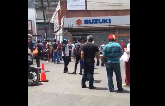 “No más mentiras”, Así protestan vecinos de Catia para exigir gasolina #3Jun (Video)