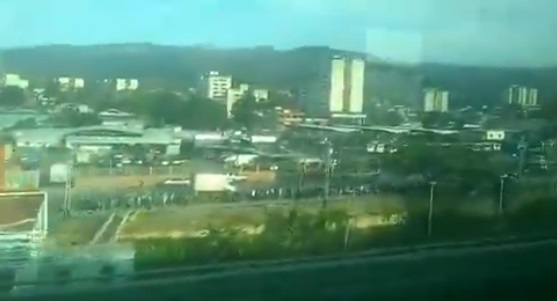 La INTERMINABLE cola de pasajeros para ingresar a la estación Charallave Sur este #8Jun (Video)