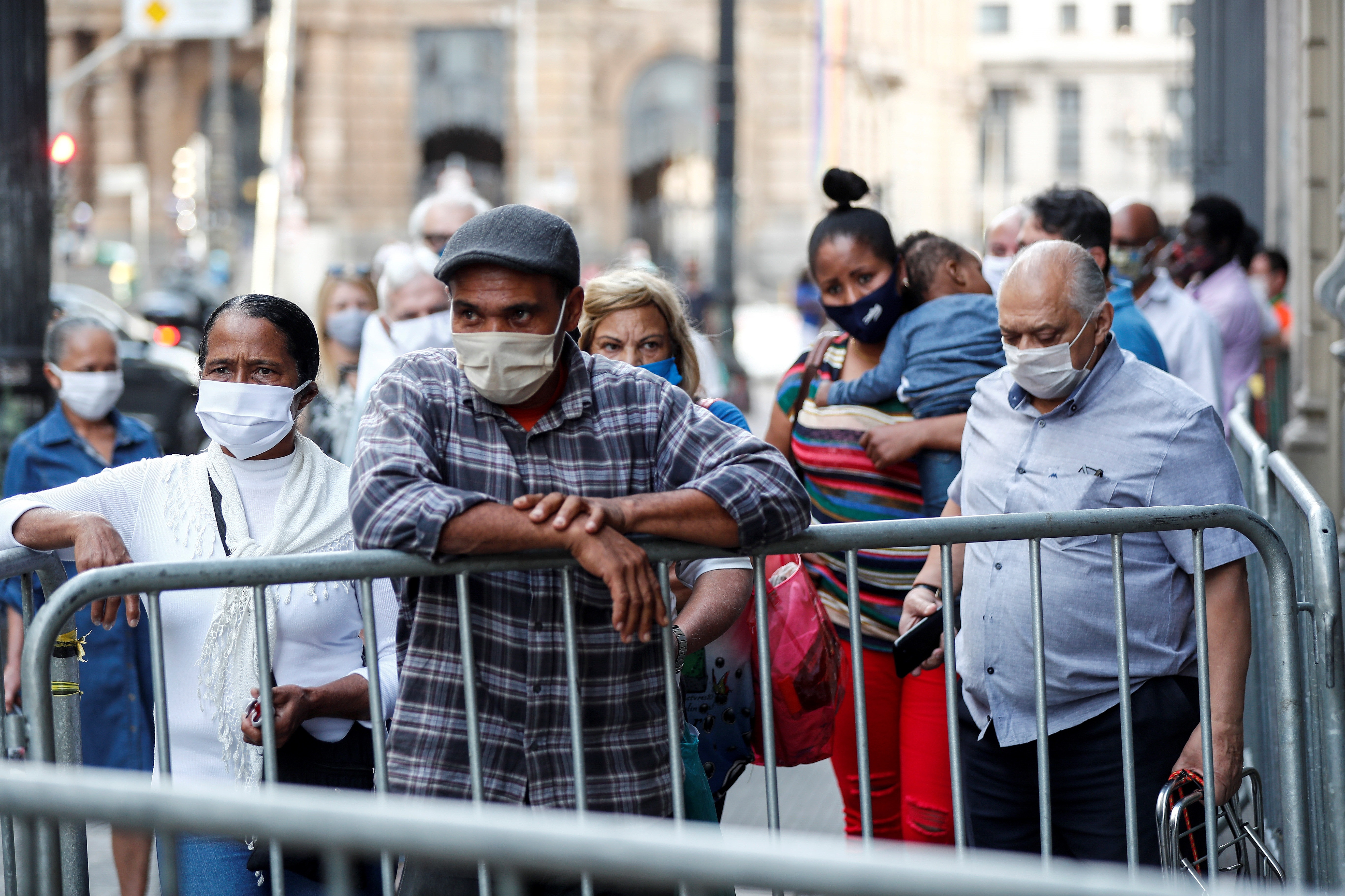 Brasil rebasó las 111 mil muertes por la pandemia de coronavirus