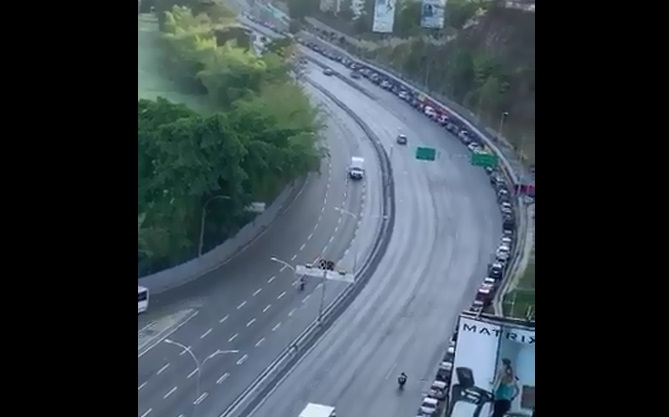 La gigantesca cola para surtir gasolina en una estación de servicio en Caracas #3Jun (Video)