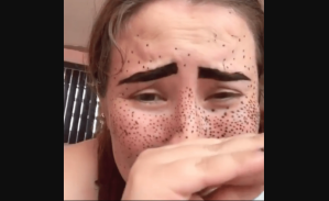 ¡La regó! Pintó su cara con “henna” para un reto viral y todo se salió de control (VIDEO)