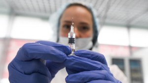 Cuáles son las vacunas más prometedoras para combatir el Covid-19 y cuánto falta para conseguirla (Video)