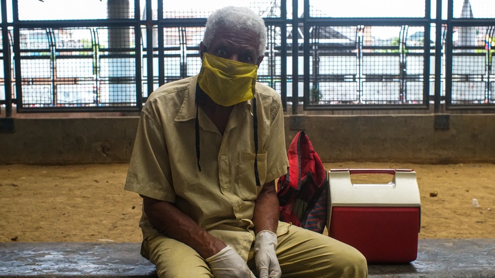 Abuelos en Caracas recorren kilómetros para conseguir qué comer (Video)