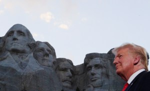 Trump celebra el Día de la Independencia en el monte Rushmore y sin mascarilla (Fotos)