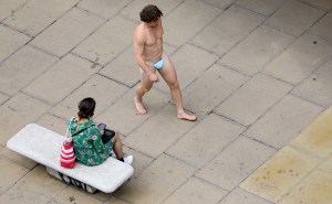 LA IMAGEN: Hombre desfila por Oxford Street vestido solo con tapabocas