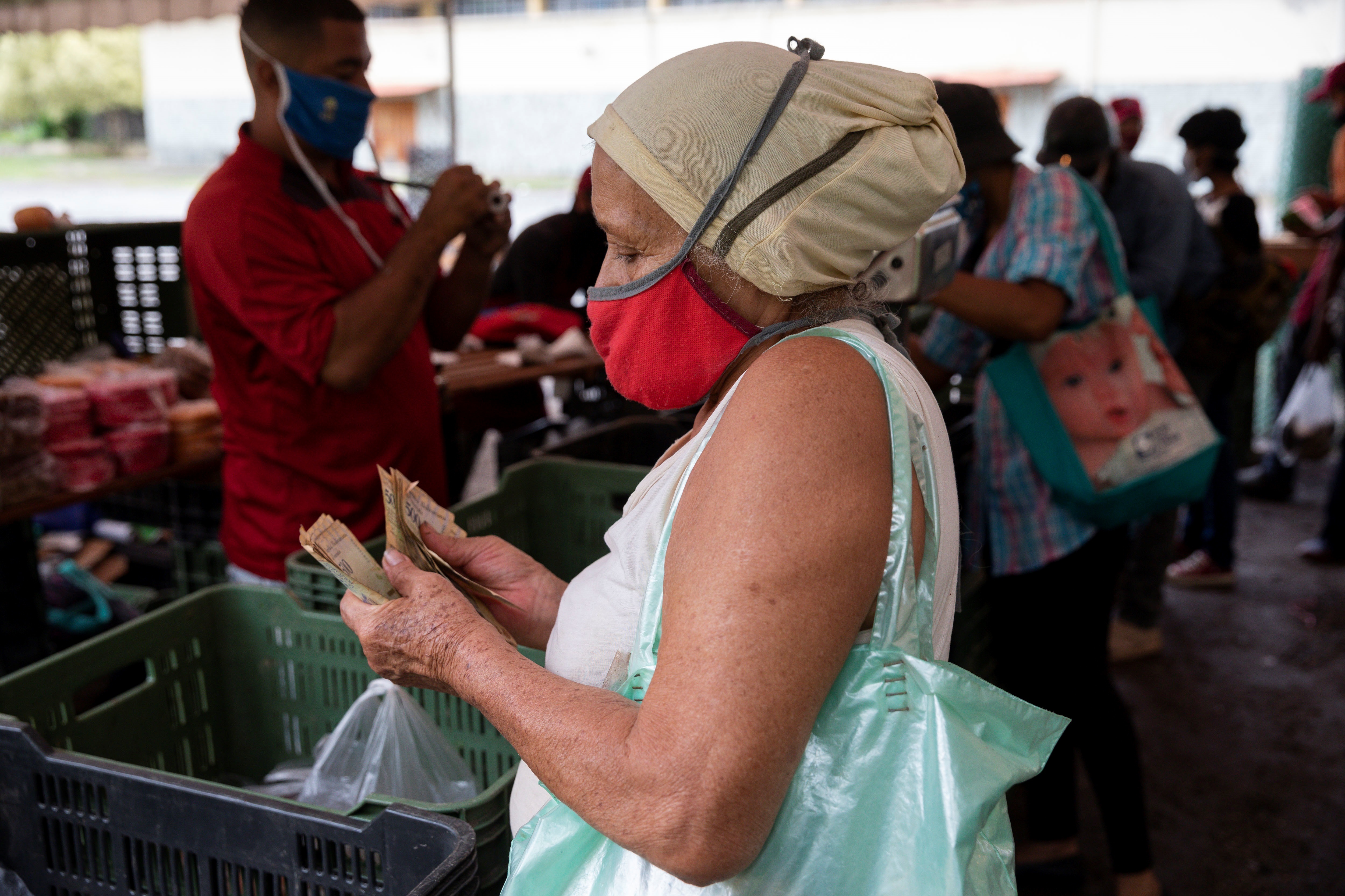 Salario integral en Venezuela solo sirve para gastarlo en uno o dos alimentos básicos