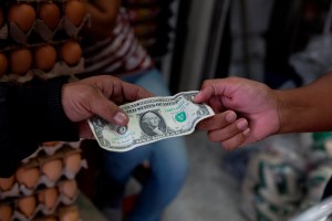 Más del 70% de la economía venezolana dolarizada de facto, según expertos