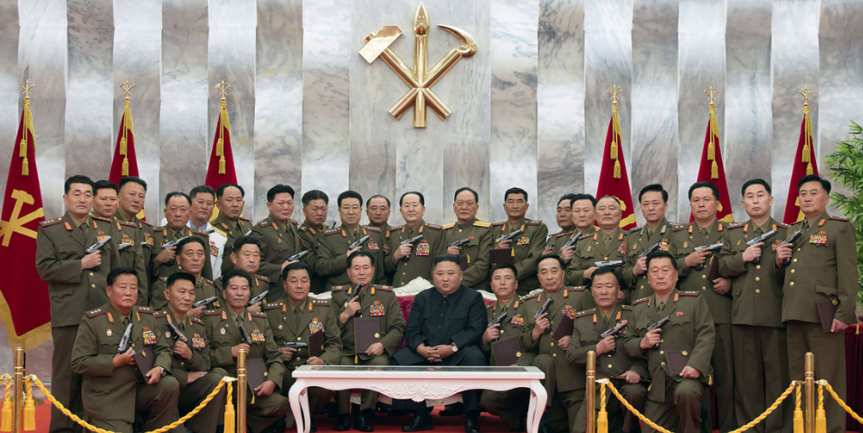 Publican imágenes de Kim Jong Un rodeado por generales posando “a lo James Bond” con pistolas conmemorativas
