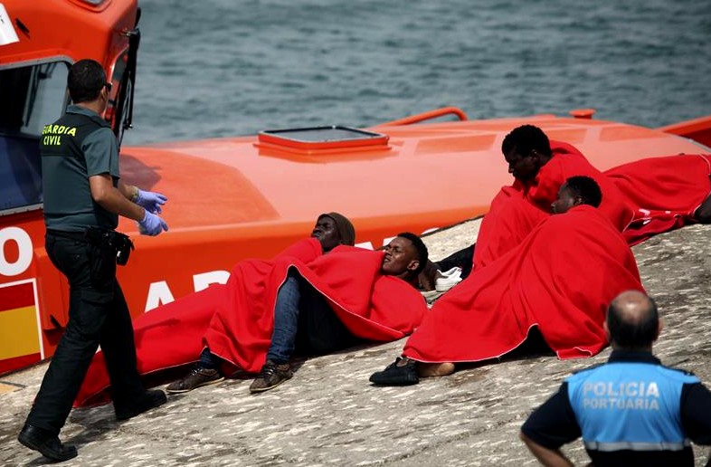 Una patera con 54 personas pide ayuda por naufragio en aguas de El Aaiún