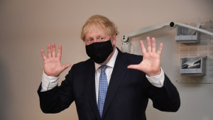 Boris Johnson afirmó que quienes se oponen a las vacunas “están locos”