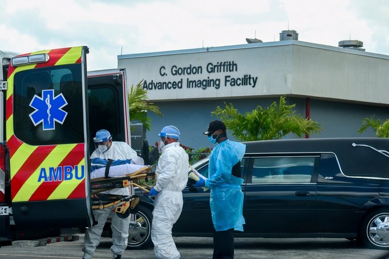 Vecinos protestaron ante una funeraria en Miami porque el olor de los cadáveres llega a las calles