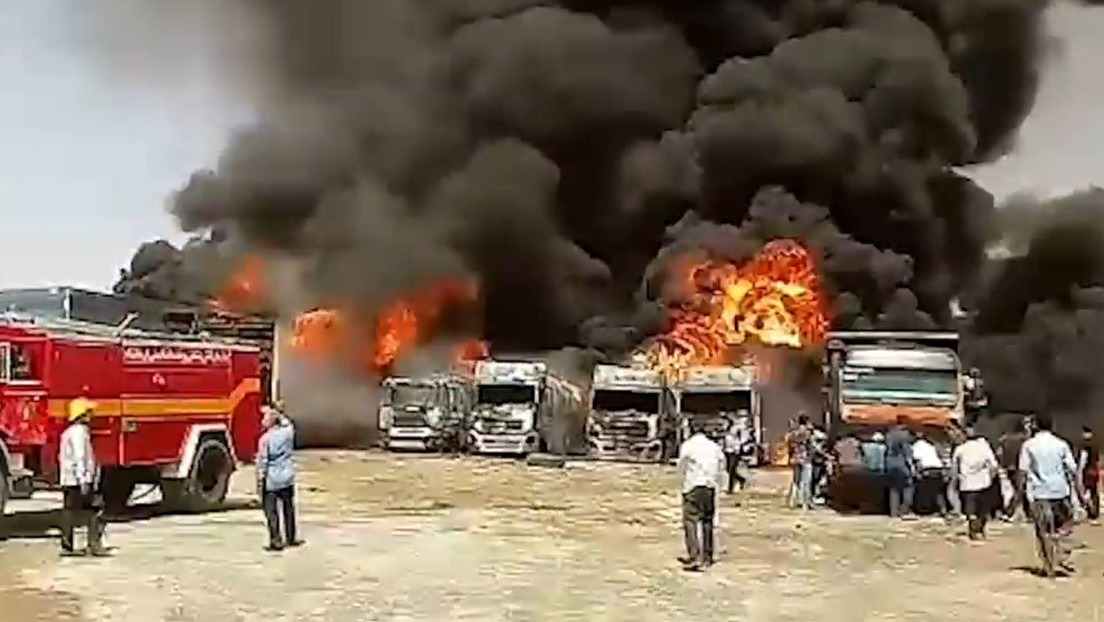 EN VIDEO: Varios camiones de gasolina se consumen entre las llamas tras fuerte explosión en Irán