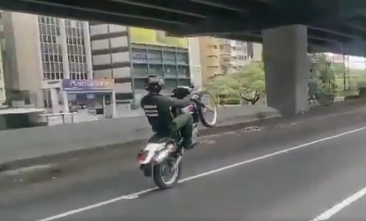 ¡Epa, curso! Pillaron a un GNB haciendo “caballito” en plena autopista de Caracas (VIDEO)