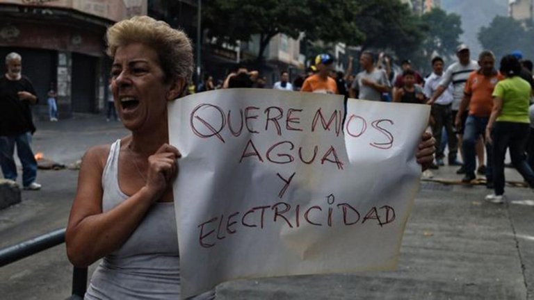 Cómo es un día en los estados fronterizos de Venezuela sin agua, luz, gas ni seguridad