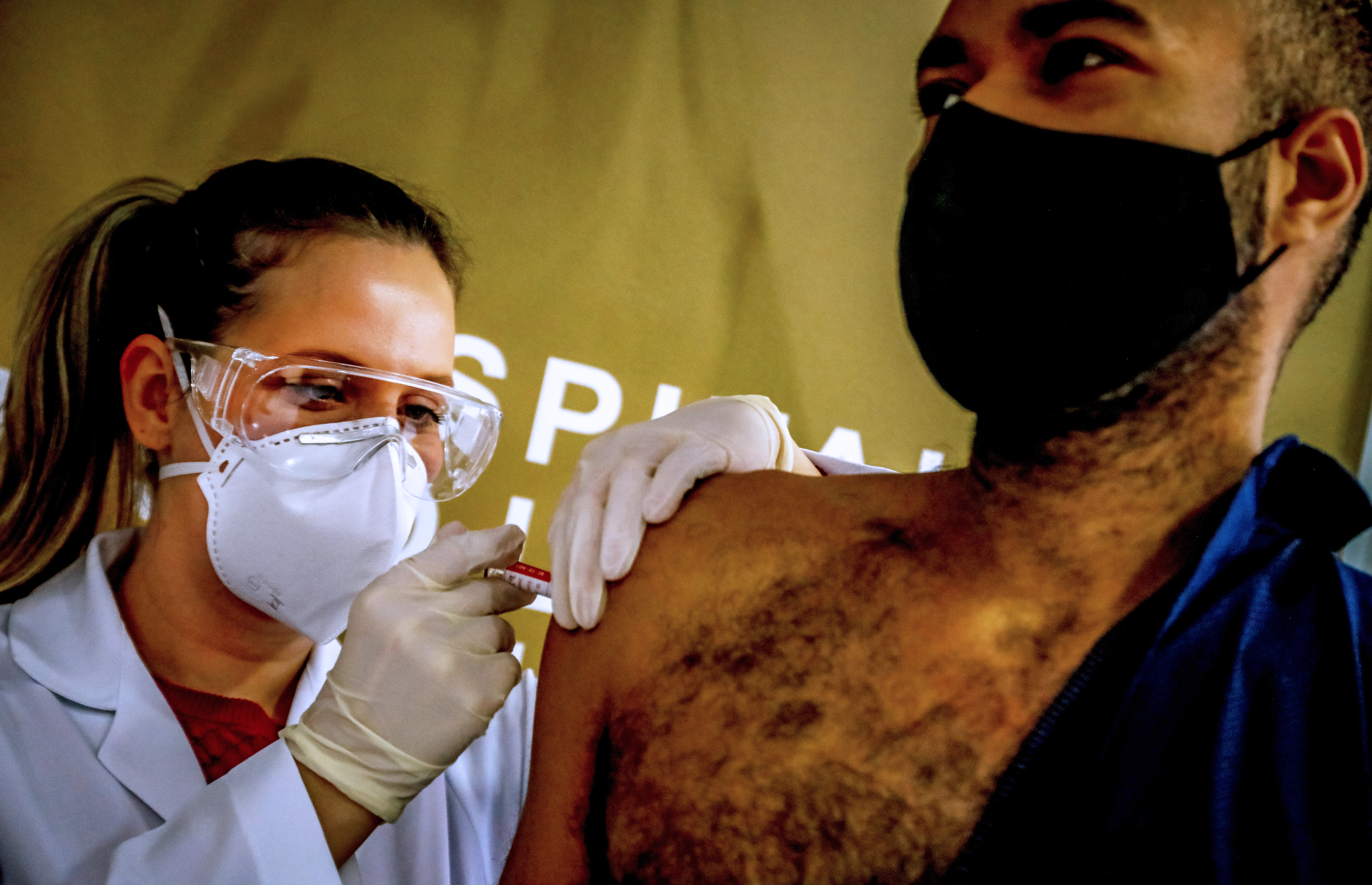 Brasil sumó poco más de mil muertes por Covid-19 mientras refuerza la inmunización