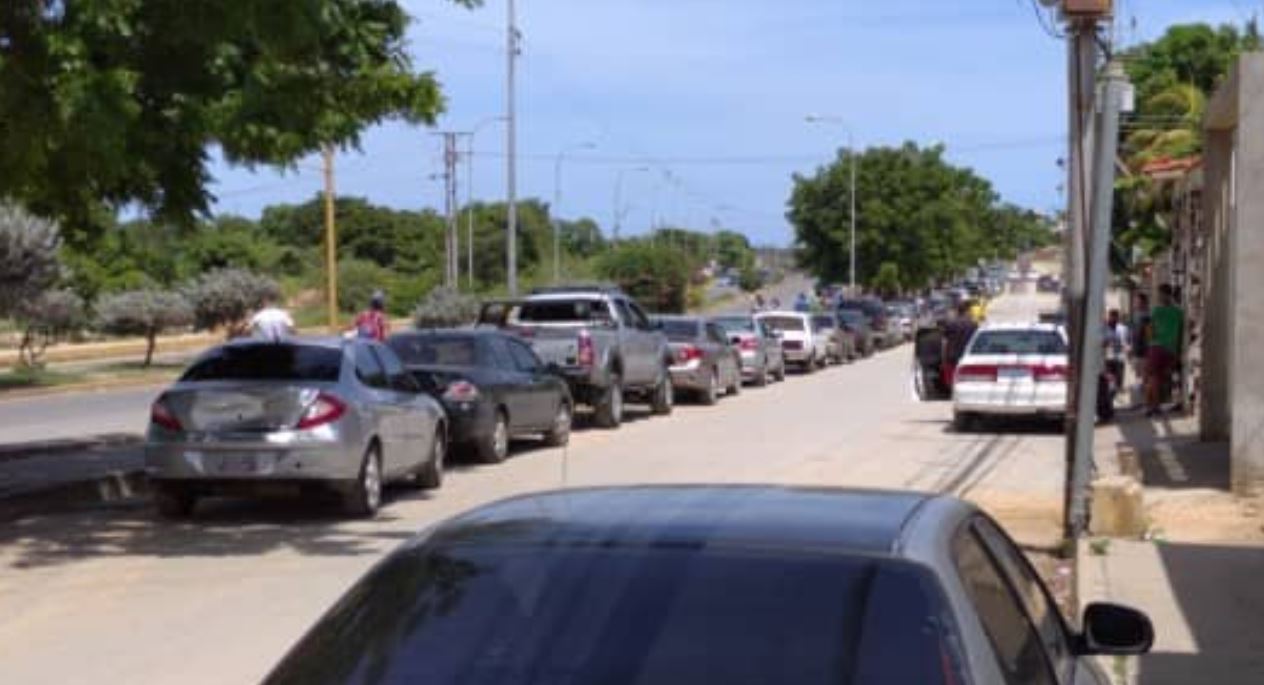 ¡El alivio duró poco! Reportan interminables colas por gasolina en Cumaná este #10Ago (Videos)