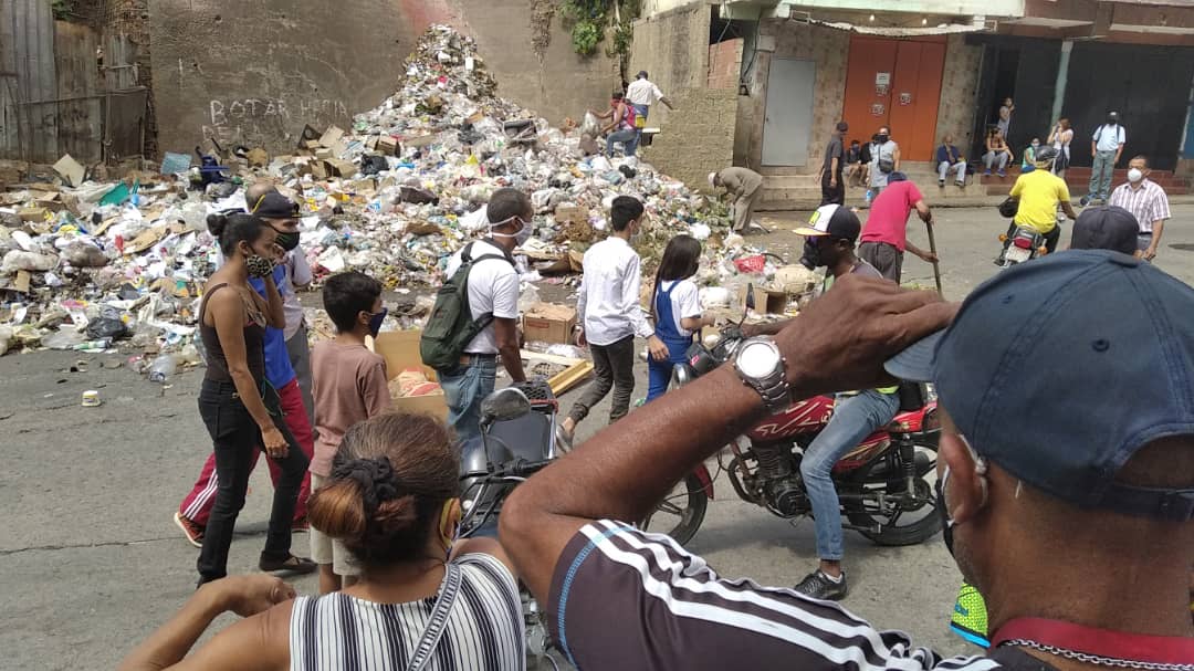 Tras cinco meses con basura acumulada, vecinos de El Valle protestaron este #3Ago (Fotos)