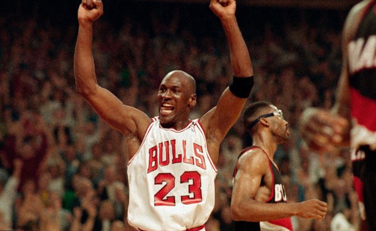 Unas zapatillas de Michael Jordan se subastaron a un precio de récord mundial, como su carrera
