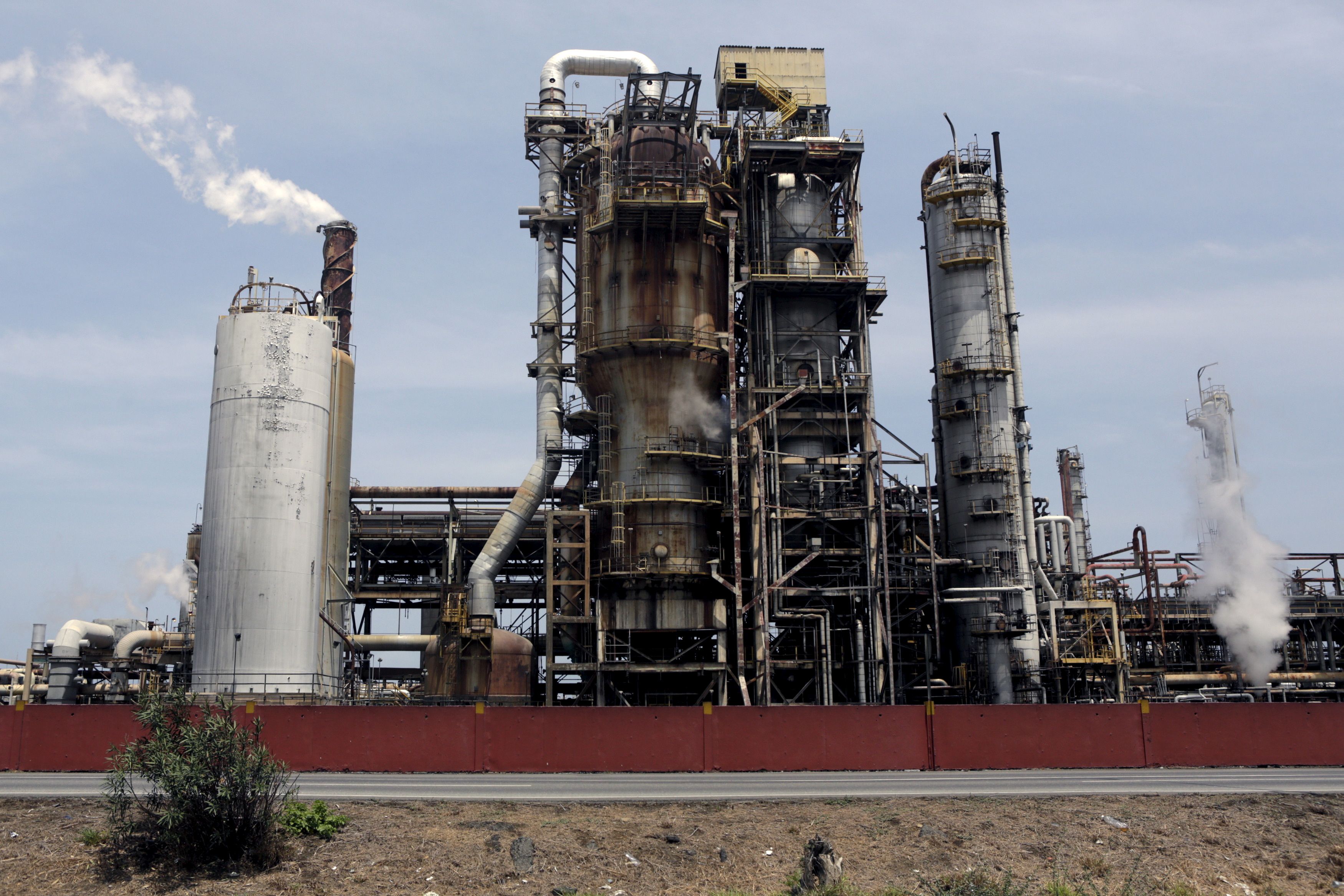 Pdvsa reanudó producción de gasolina en la trastocada refinería El Palito