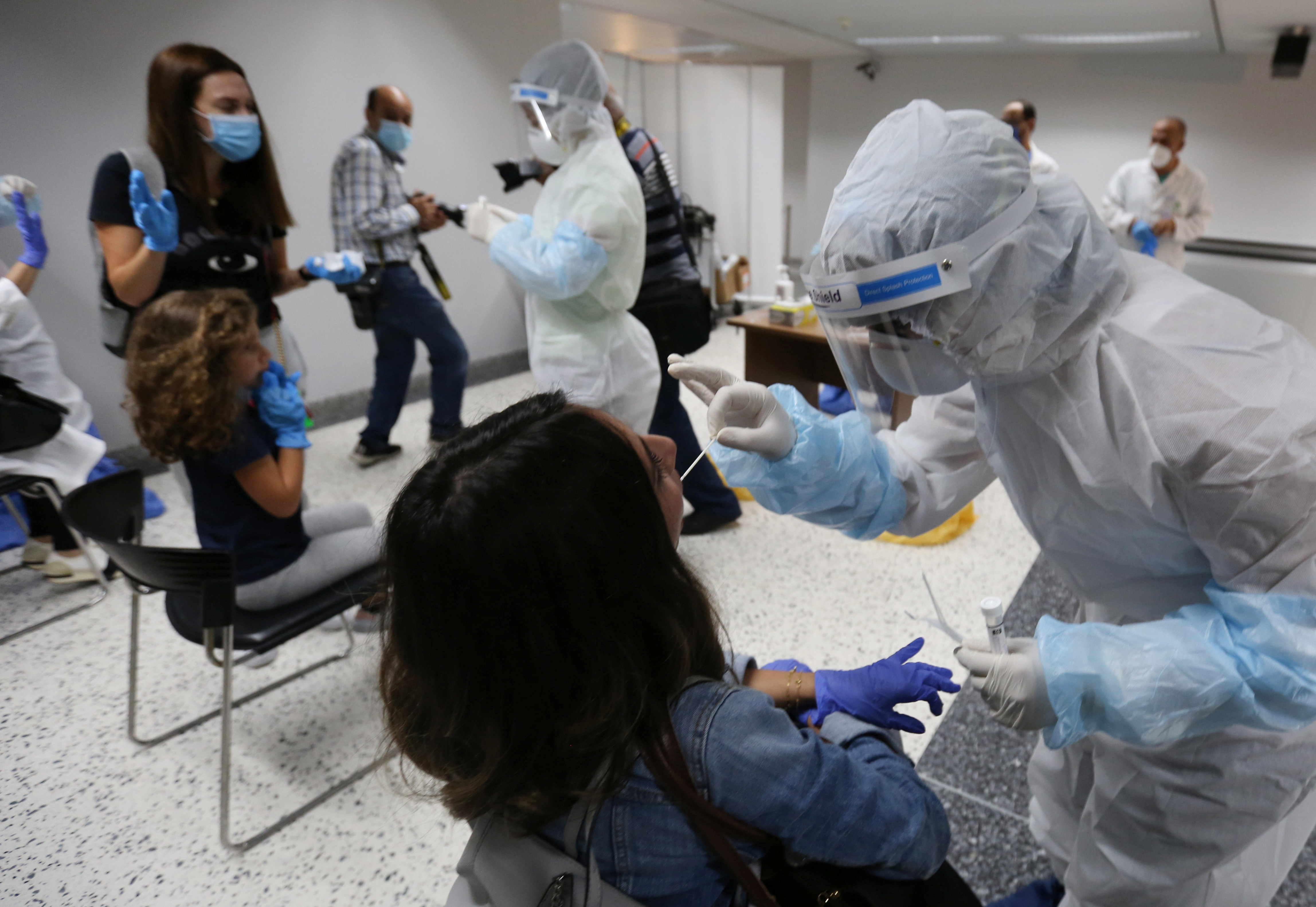 Ministro de Sanidad de Líbano dice que el país necesita confinarse tras repunte de casos