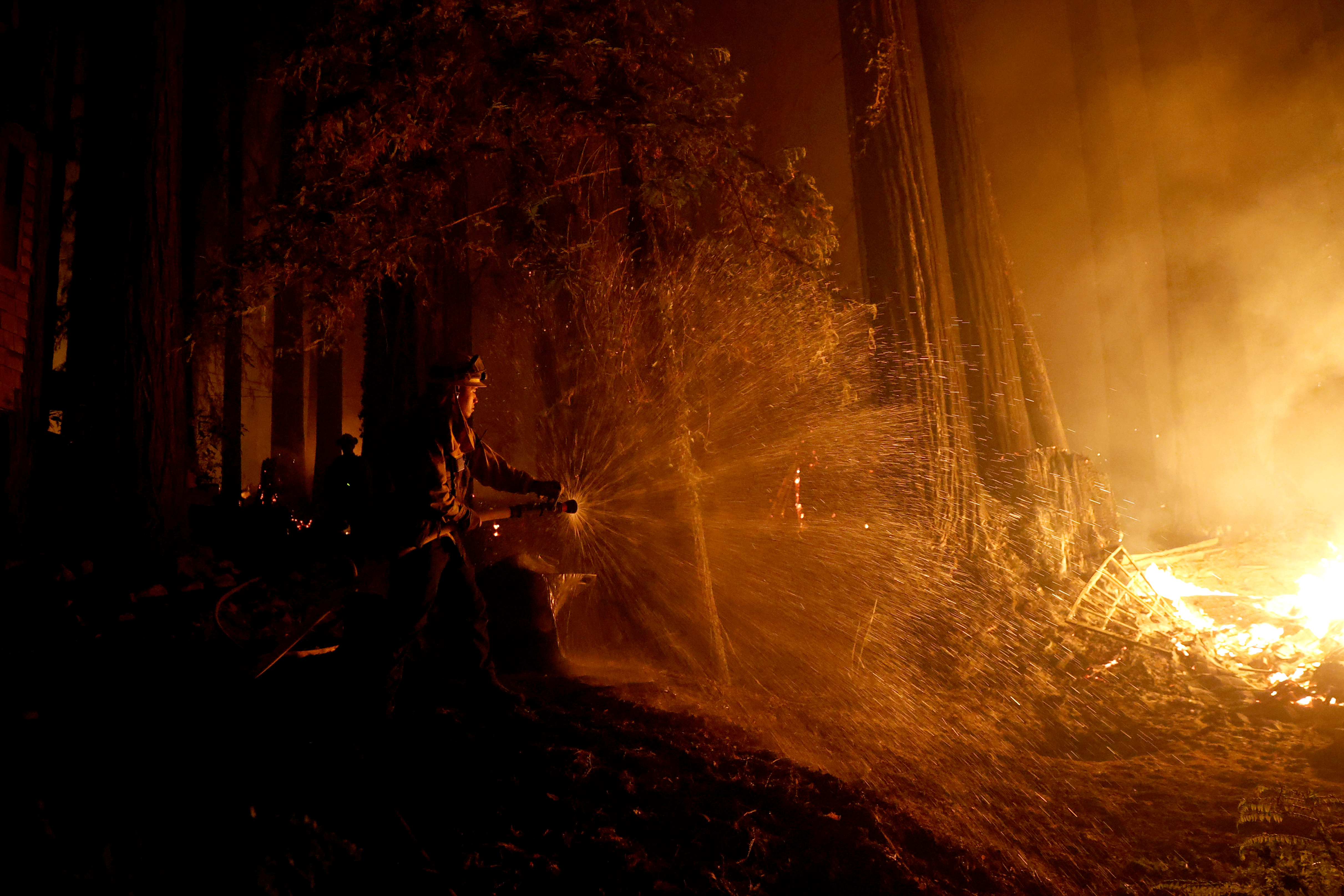 California busca ayuda mientras los incendios forestales amenazan a poblaciones