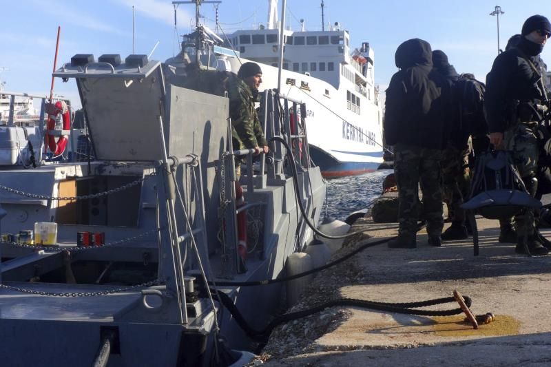 Guardacostas griegos rescatan a 96 migrantes naufragados en el mar Egeo