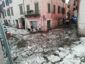 En imágenes: Violenta tormenta de granizo cubrió el noreste de Italia