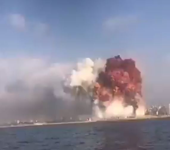 EN VIDEO: La explosión en el puerto de Beirut vista desde el mar