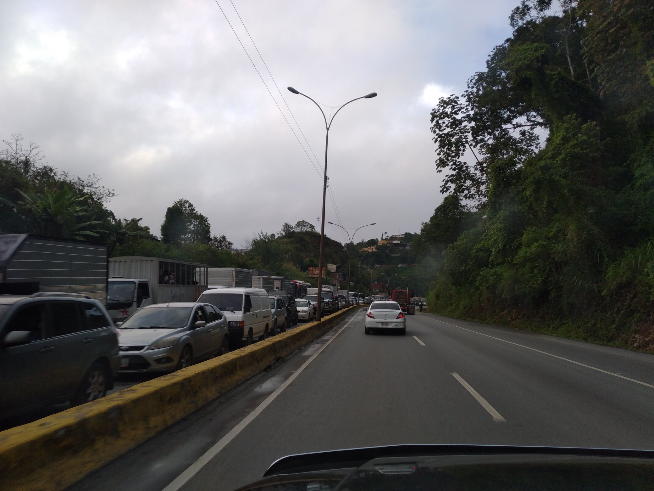 Reportan fuerte retraso para acceder a Caracas #10Ago (FOTOS)