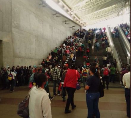 En Video: Estación del metro La Rinconada abarrotada de usuarios y en descontrol este #6Ago