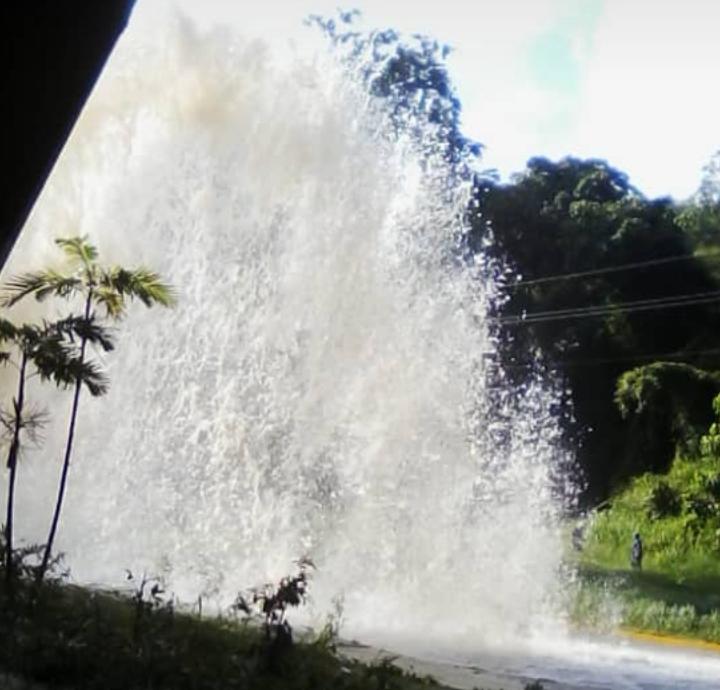 En Caricuao estalló una tubería… y ahora la parroquia tiene una fuente endógena gracias a la desidia chavista (VIDEO)