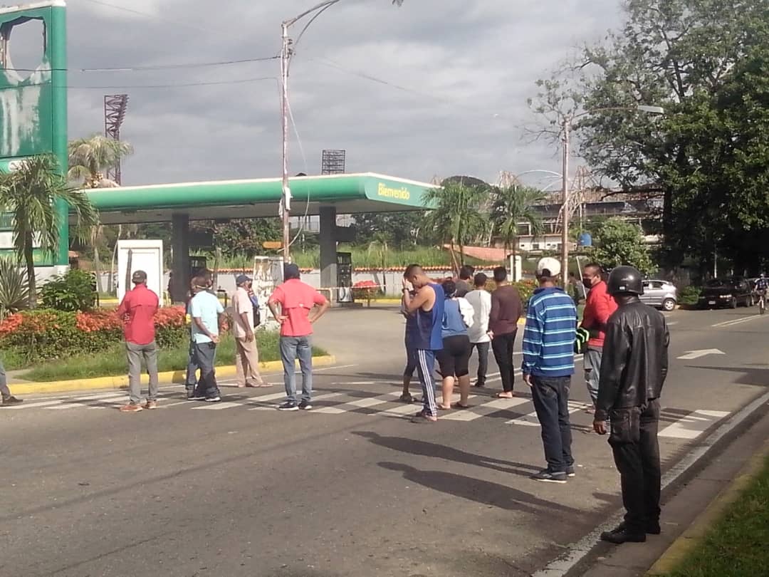 Ciudadanos protestan en la estación de servicio La Carolina en Barinas por gasolina #15Ago (Fotos)