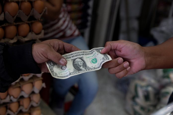 La curva del dólar paralelo parece no “aplanarse” en Venezuela… abre la semana con cifra récord