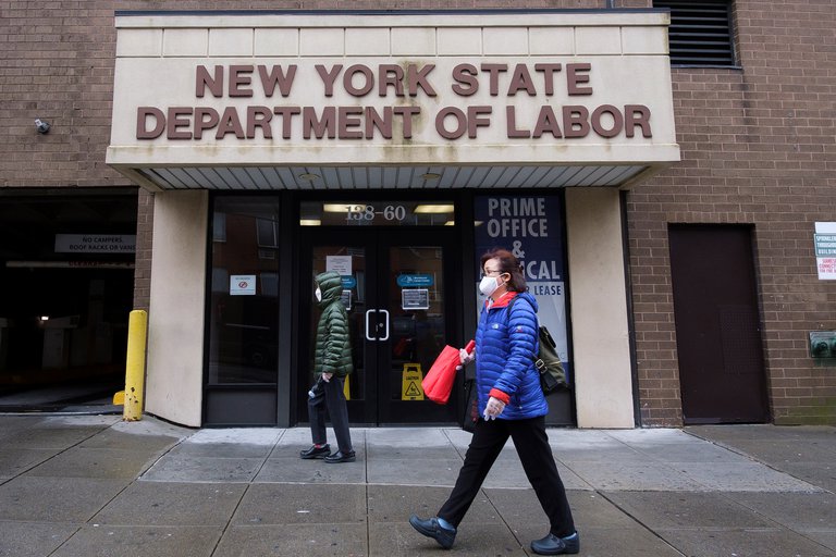 Las solicitudes semanales del subsidio por desempleo en EEUU suben a 362 mil