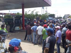 Por más de 15 días sin gasolina y cansados en fallas de los servicios, Santa María de Ipire en Guárico salió a las calles (Videos)