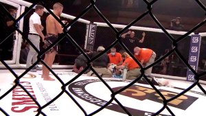 ¡Susto! Un luchador de la MMA quedó inconsciente durante 15 minutos en el octágono tras un brutal golpe (VIDEO)