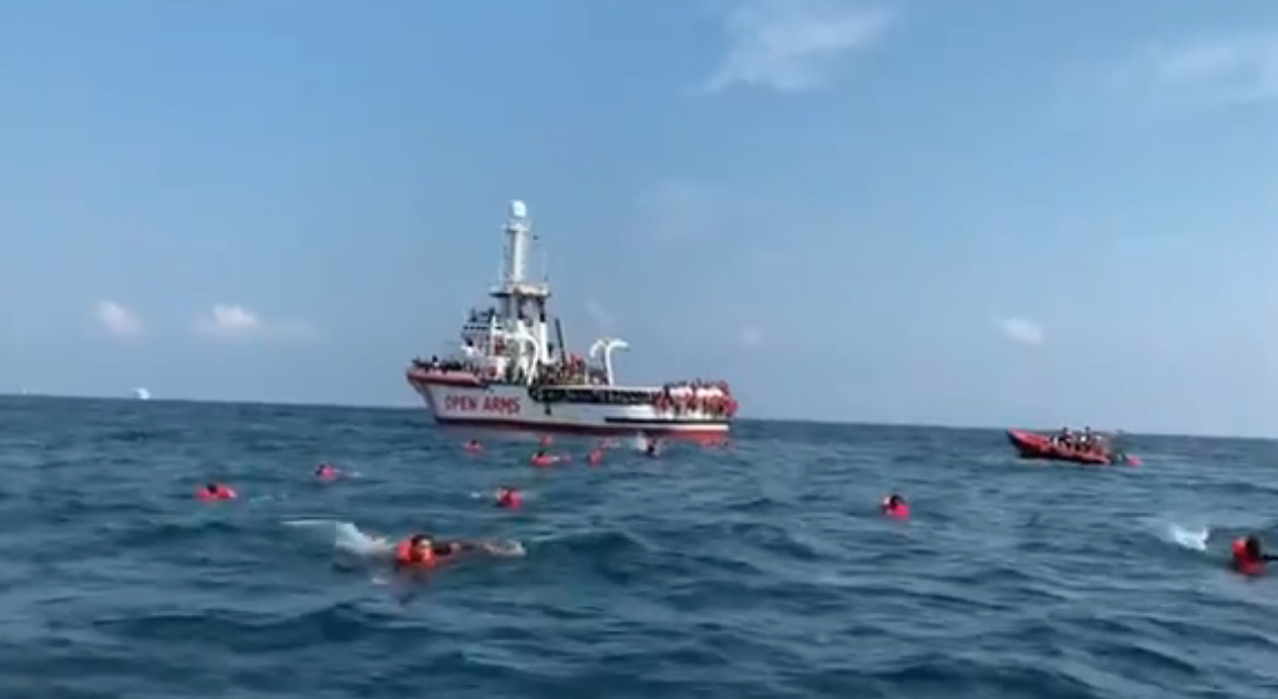 Migrantes rescatados por Open Arms se lanzan al mar por desesperación (VIDEO)