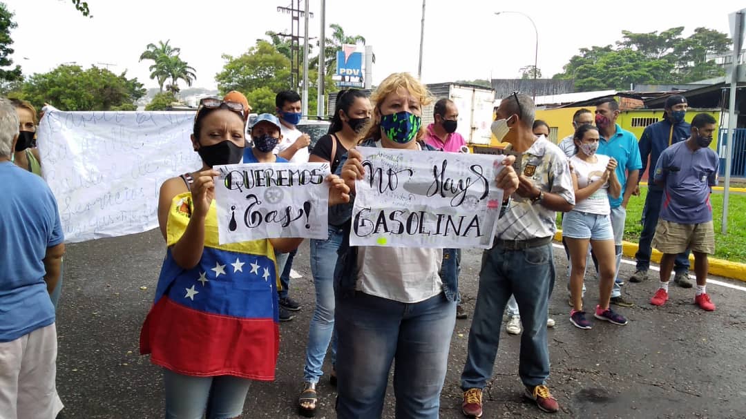 Vecinos de los sectores de la Av. del Torbes en Táchira, trancaron el paso por la vía para exigir la venta de gas doméstico #29Sep