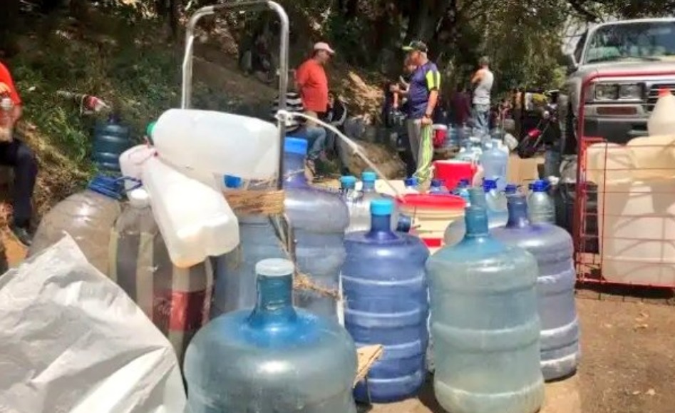 Vecinos de Terrazas de Guaicoco llevan más de tres semanas sin una gota de agua #17Sep (FOTO)