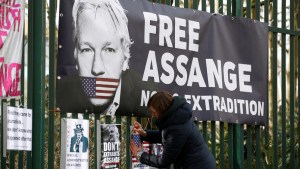 Ecuador anuncia que respetará fallo de tribunal británico en el caso Assange
