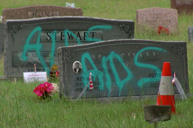 Más de una docena de lápidas fueron vandalizadas en histórico cementerio de Texas