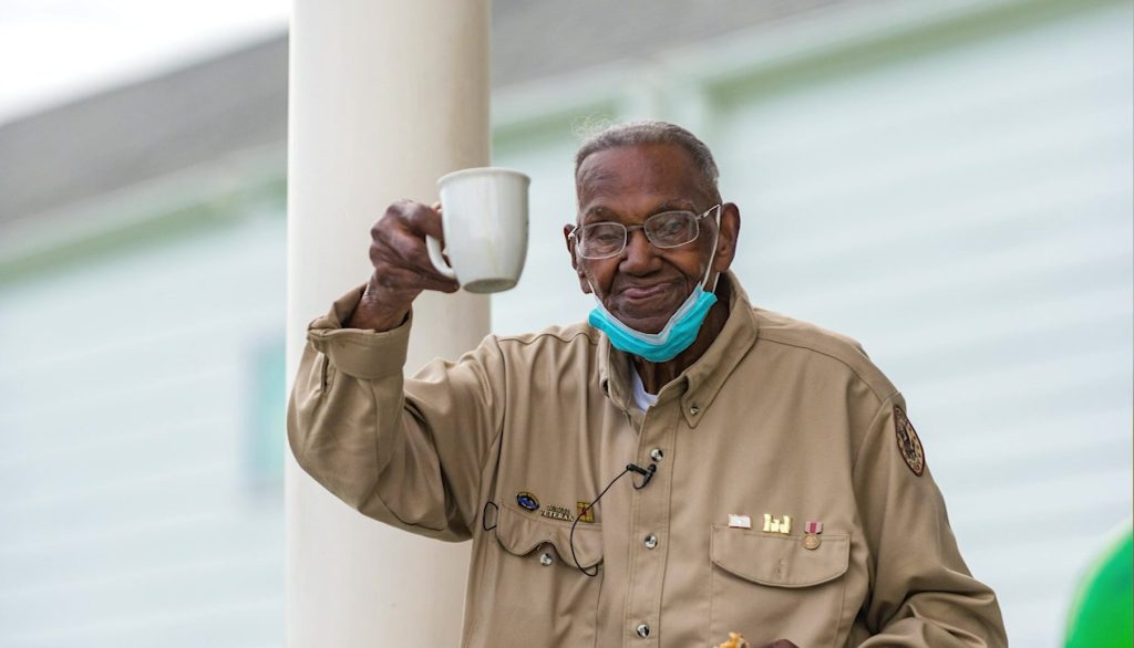 Veterano de la Segunda Guerra Mundial más antiguo de EEUU celebra su 111 cumpleaños