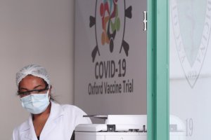 Pausaron pruebas de la vacuna de Oxford contra el Covid-19 por posibles efectos adversos
