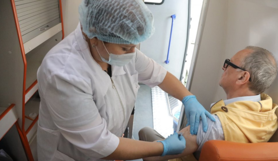 Al menos uno de cada siete voluntarios rusos vacunados con la Sputnik V mostraron efectos secundarios