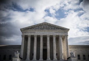 Corte Suprema revisará restricciones de la administración Trump a clínicas de abortos