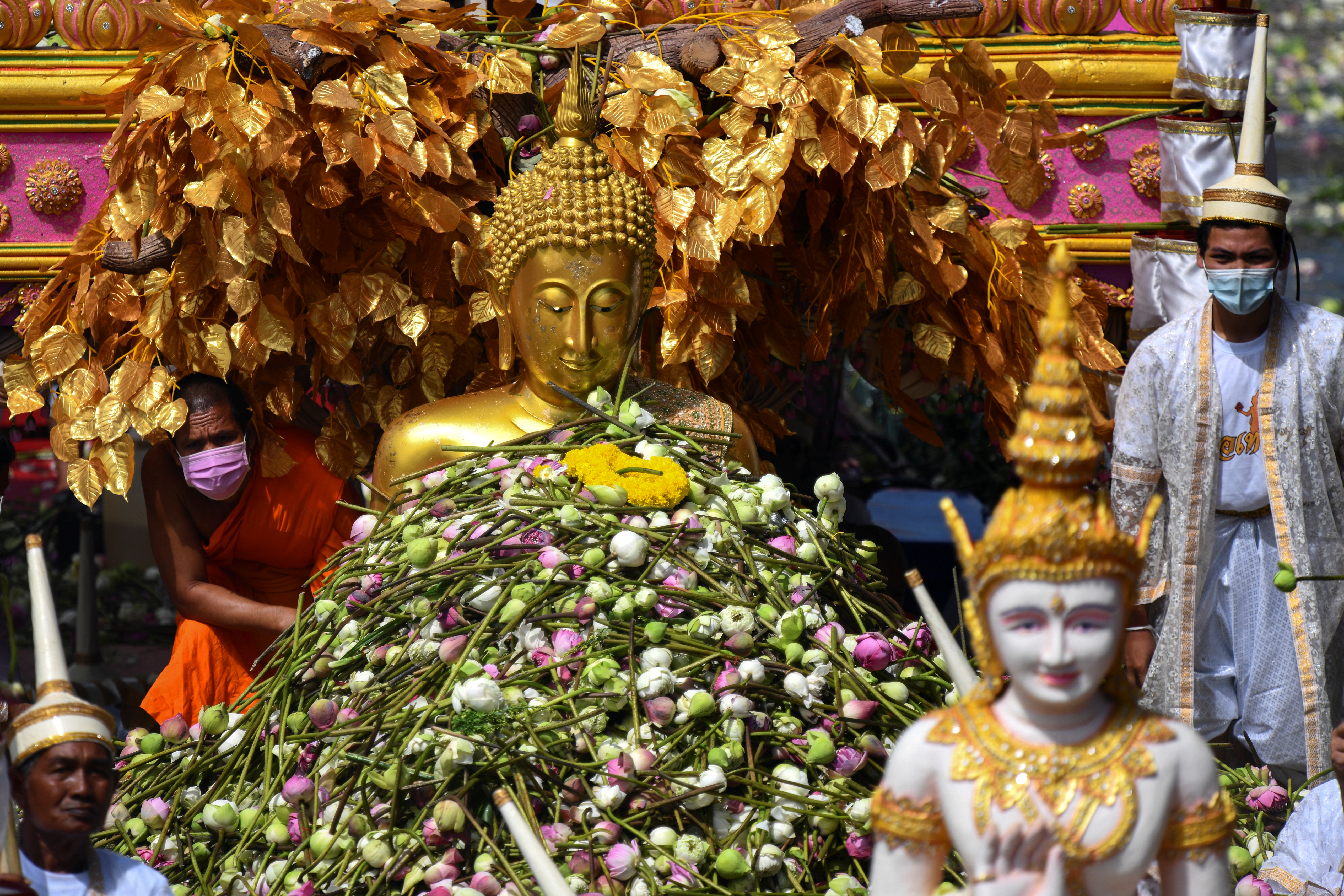 Lluvias de flores de loto marcan el final de la cuaresma budista en Tailandia