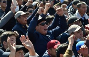 Aumenta la presión contra el presidente de Kirguistán entre temores a más protestas